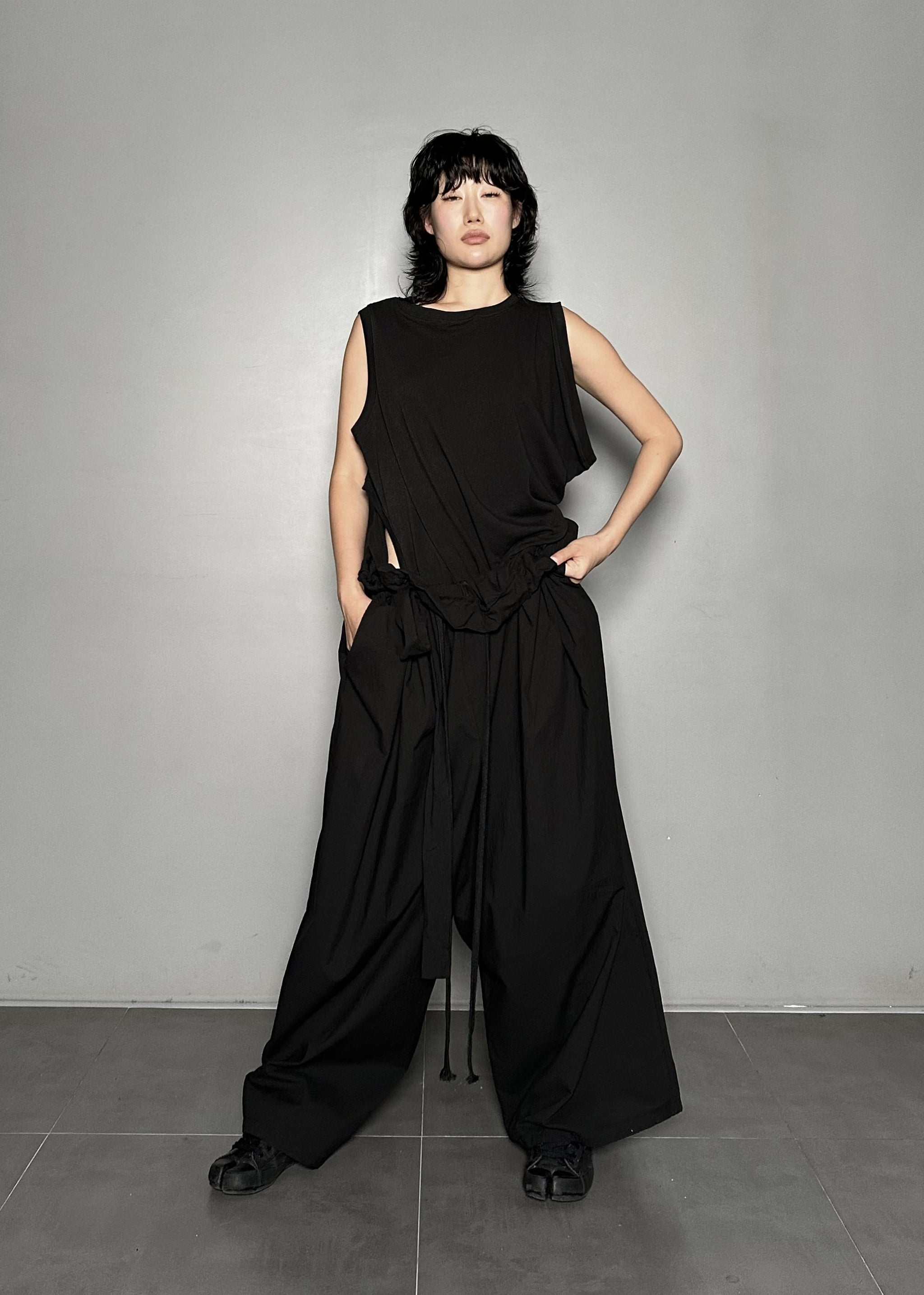 ★人気【ANOTHERYOUTH】★slit sleeveless - black / unise.x★ Premium Sculpt Half Zip Sleeveless Bodysuit | boohoo