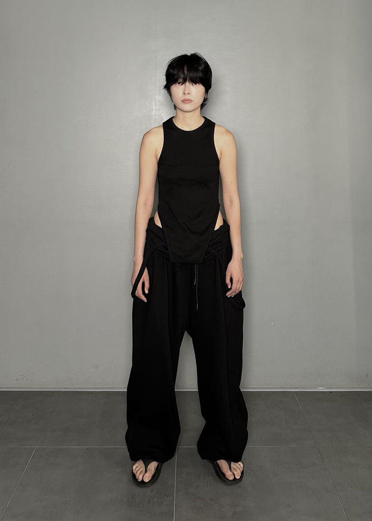 SS25 AMU Curved Sleeveless Top #BLACK