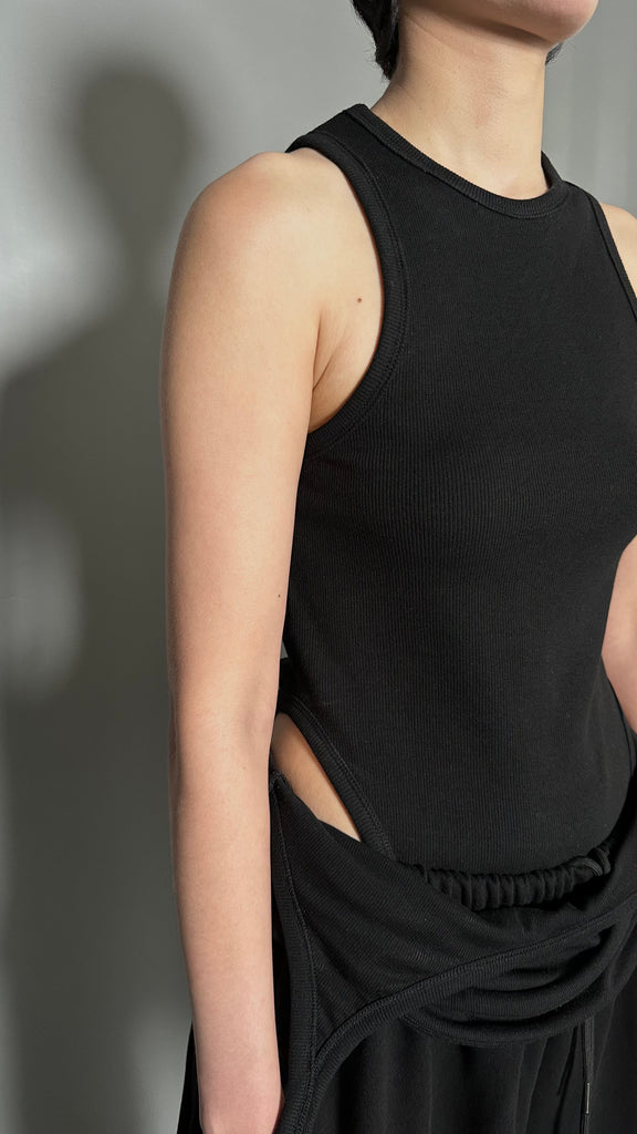 SS25 AMU Curved Sleeveless Top #BLACK